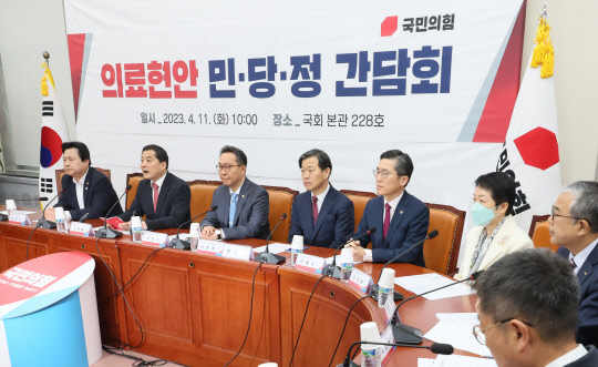 박대출(왼쪽 두번째) 국민의힘 정책위의장이 11일 오전 국회에서 열린 의료현안 민·당·정 간담회에서 인사말을 하고 있다. 왼쪽부터 국민의힘 강기윤 보건복지위 간사, 박대출 정책위의장, 박민수 보건복지부 차관, 이형훈 보건의료정책관, 이필수 대한의사협회장, 김영경 대한간호협회장, 장인호 임상병리사협회장.<연합뉴스>